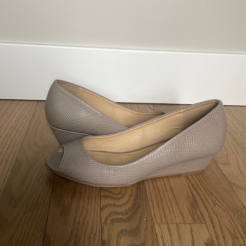 CHINESE LAUNDRY taupe peep toe wedges